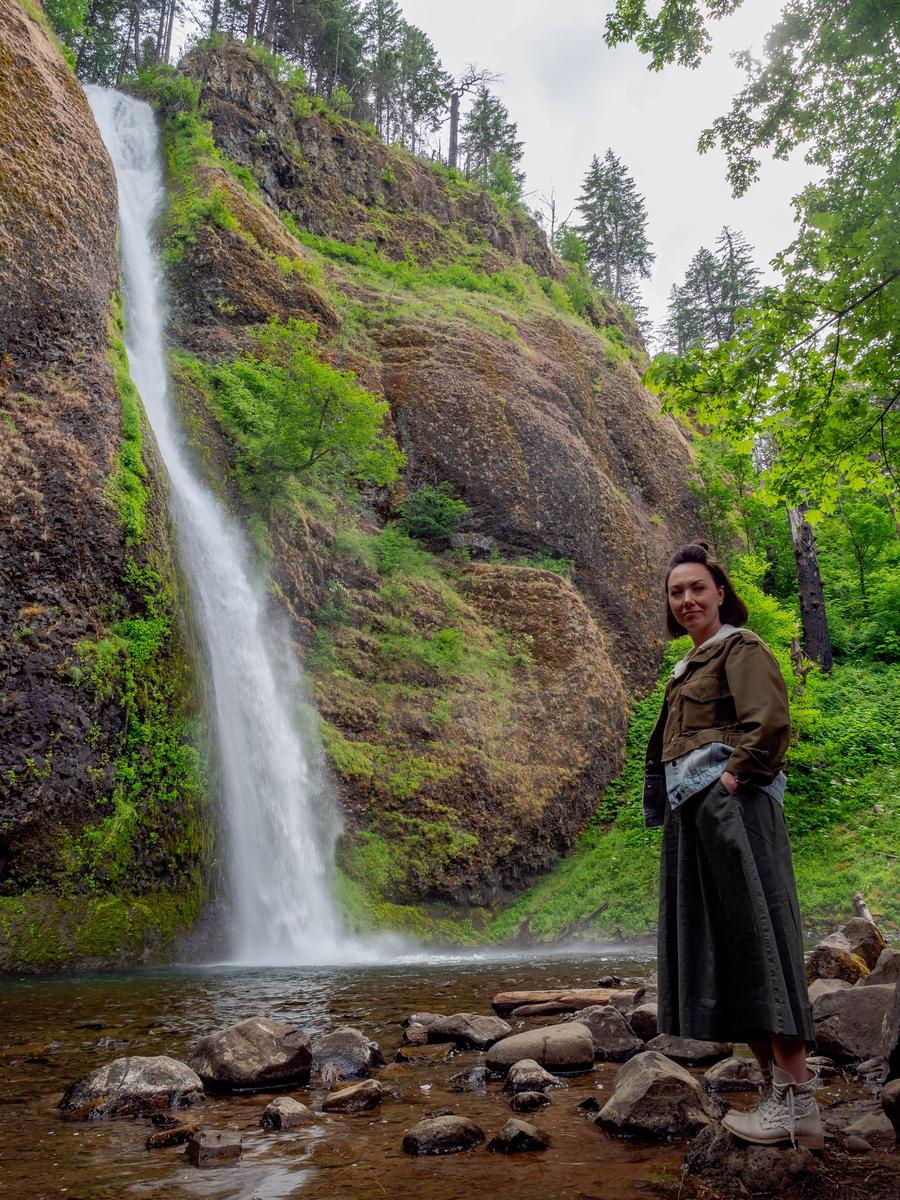 Девушка на фоне водопада Девушка на фоне водопада