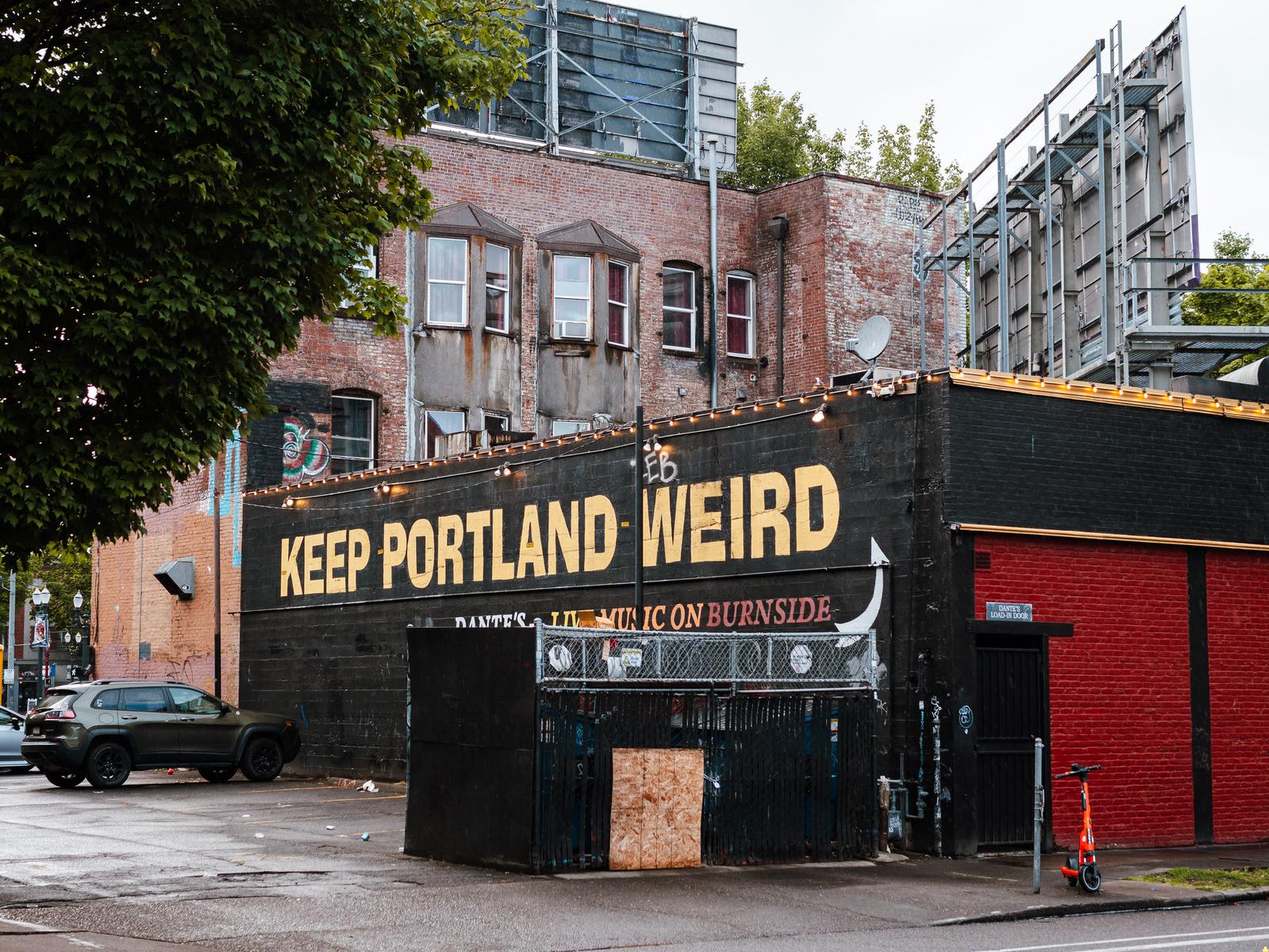 Надпись Keep Portland Weird на здании Надпись Keep Portland Weird на здании